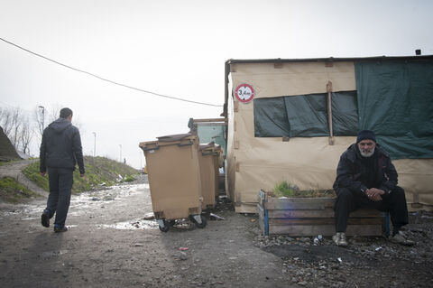  The Grande Synthe camp, the only humanitarian camp in France, a few days from the first year of its opening (March 7, 2017). Open following the closure of the Jungle in Calais to welcome migrants. Old man sitting in front of a shelter. Grande Synthe. France.2017